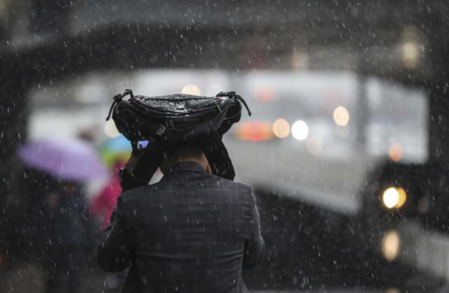 Sau 30 năm, Bắc Kinh lại đón tuyết rơi vào tháng 4